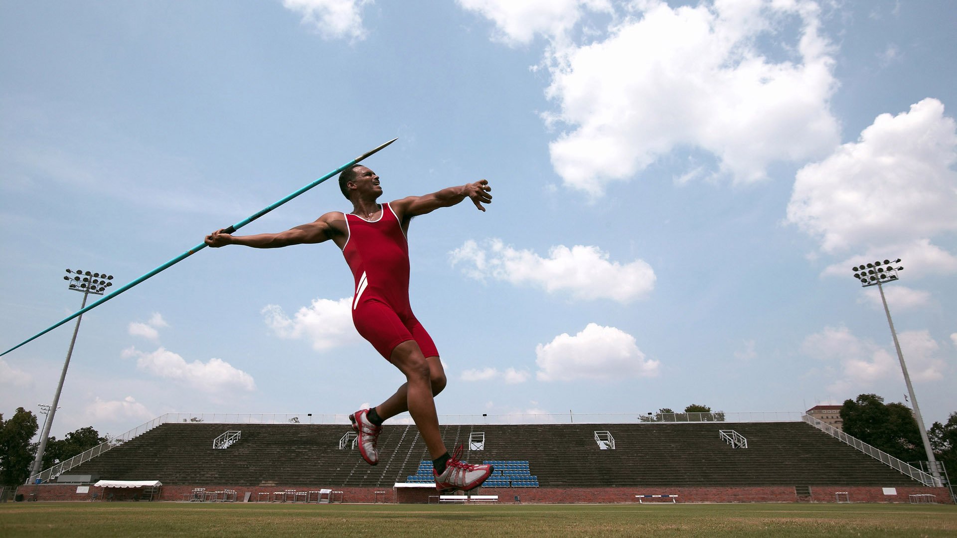 【比赛策略】运动员如何根据战局动态调整攻防布局？，如何使运动员的参赛角色达到合理定位