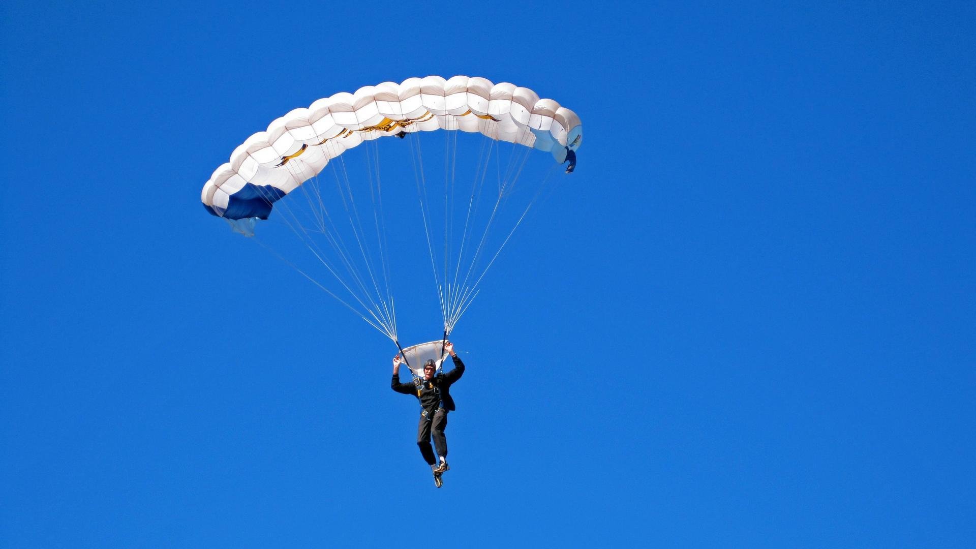 英超裁判引入更先进的判罚技术，判决更公正，英超足球裁判