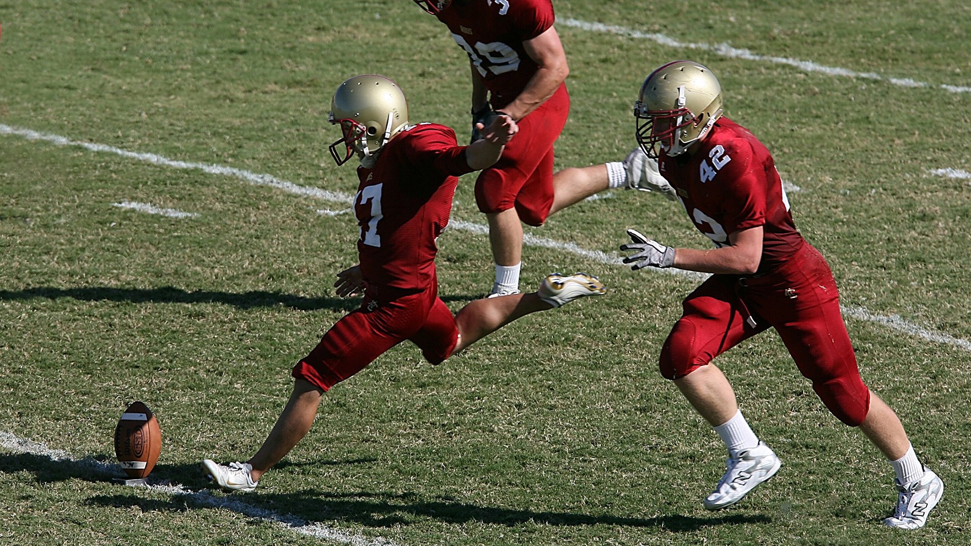 队友之间的默契合作：赛场上的战友情谊，队友和战友